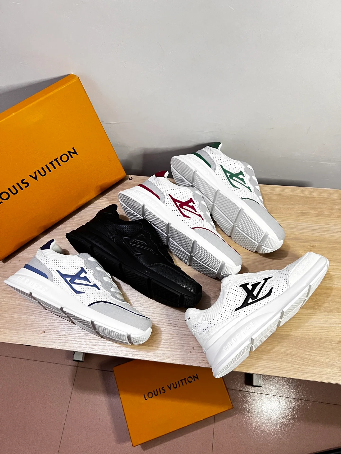 Factory price: 438💰LV men's classic casual sneakers. This sneaker is made of soft cow leather and has a classic logo. The classic logo shapes the elegant upper. The thick yet lightweight rubber outsole is embossed with the Louis Vuitton logo. The padded insole and technical lining once again upgrade the comfort experience. The calfskin lining imported from Italy is high-end and comfortable, and the original outsole is light and wear-resistant! Purely handmade, details determine quality! Size: 38-45, customized 45